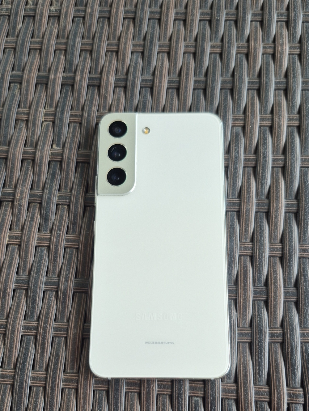 Samsung Galaxy S22 (128GB) in Phantom White